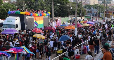 Parada do orgulho LGBTQIAPN+ de Bragança Paulista atrai milhares de participantes