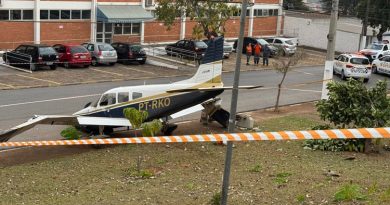 Avião perde o freio em pouso e sai da pista em Bragança Paulista