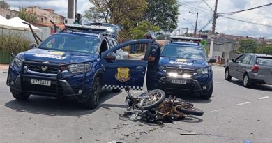 GCM de Bragança Paulista apreende motocicleta e droga após colisão com veículo