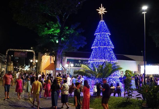 “Nosso Natal” ilumina Atibaia e celebra o período festivo com decoração em diversos pontos da cidade