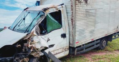 Veículo de carga tomba e bloqueia trecho da rodovia Dom Pedro I em Atibaia