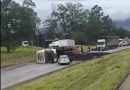 Carreta tomba em acesso à Fernão Dias em Atibaia e interdita trânsito no sentido Bragança Pta.