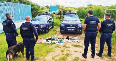GCM de Atibaia apreende mais de 5 kg de drogas em área de mata com apoio do Canil