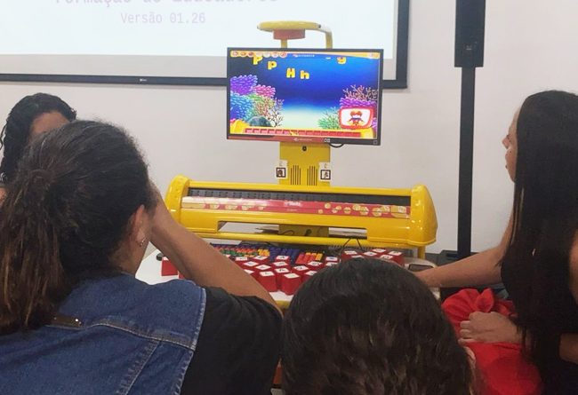 Professores da pré-escola da rede municipal participam de formação sobre uso de mesa educacional digital