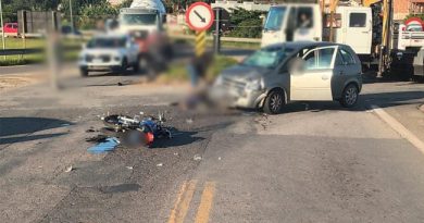 Acidente entre carro e moto deixa dois feridos na alça de acesso a Bom Jesus dos Perdões