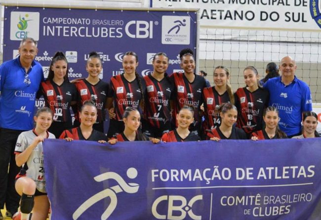 Equipe feminina Sub-19 de Voleibol de Atibaia estreia com vitória no Brasileiro Interclubes