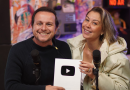 Podcast “O Acordo”, nascido em Atibaia, alcança 100 mil inscritos no YouTube e recebe placa da plataforma